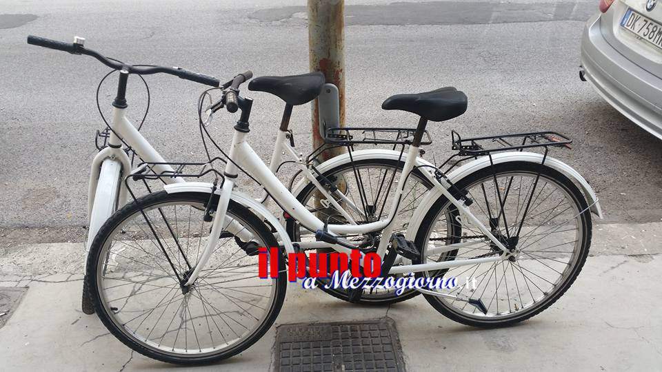 Il mistero del bike sharing a Cassino, biciclette del tutto simili legate ai pali