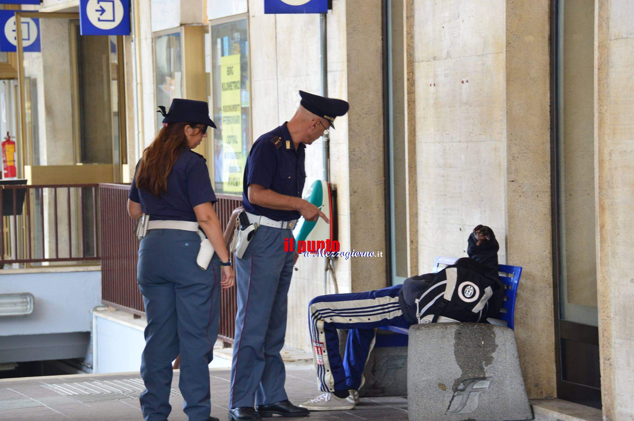 Straniero sul treno a Cassino senza biglietto, si scaglia contro agenti