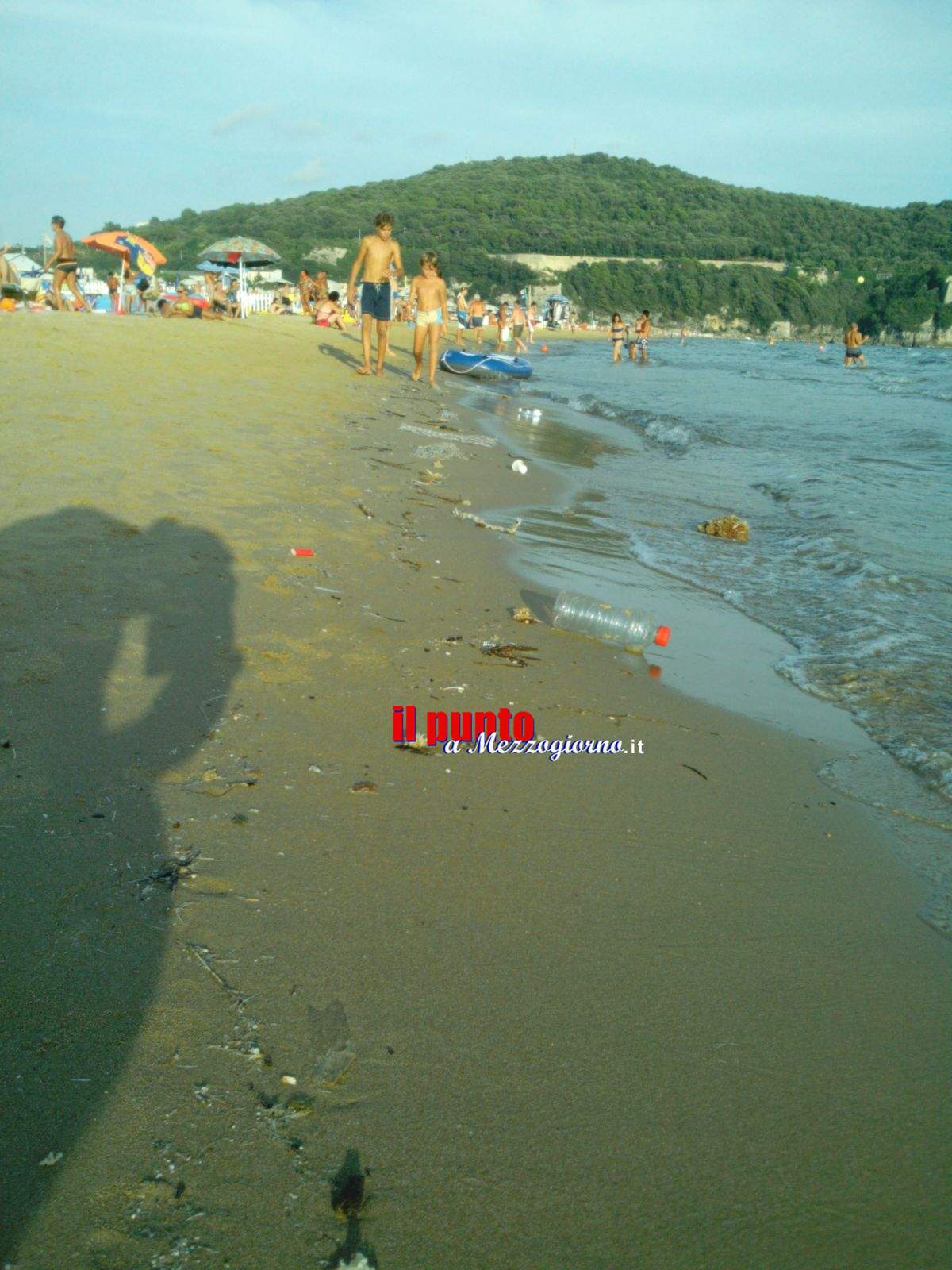 Scherzo delle correnti a Gaeta, la spiaggia di Serapo in un’ora si trasforma in discarica