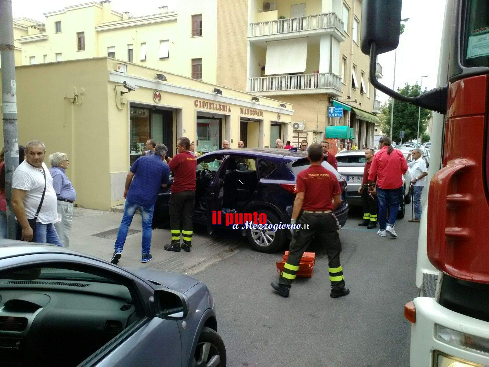 Bimba si chiude in auto, paura in centro a Latina