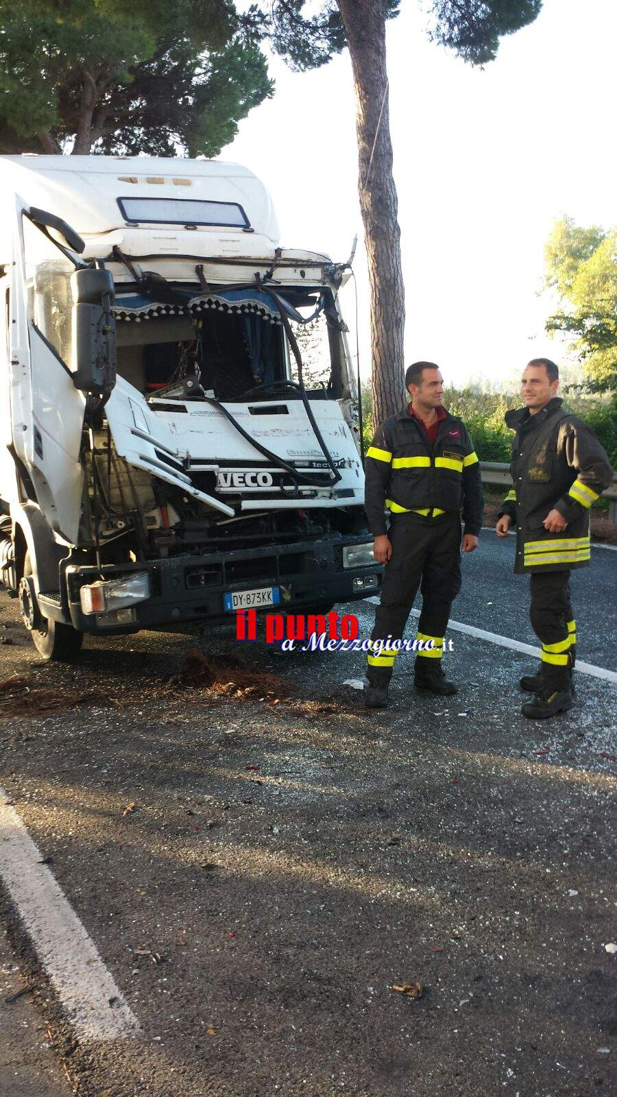 Tamponamento tra camion sull’Appia a Pontinia, in due incastrati tra le lamiere