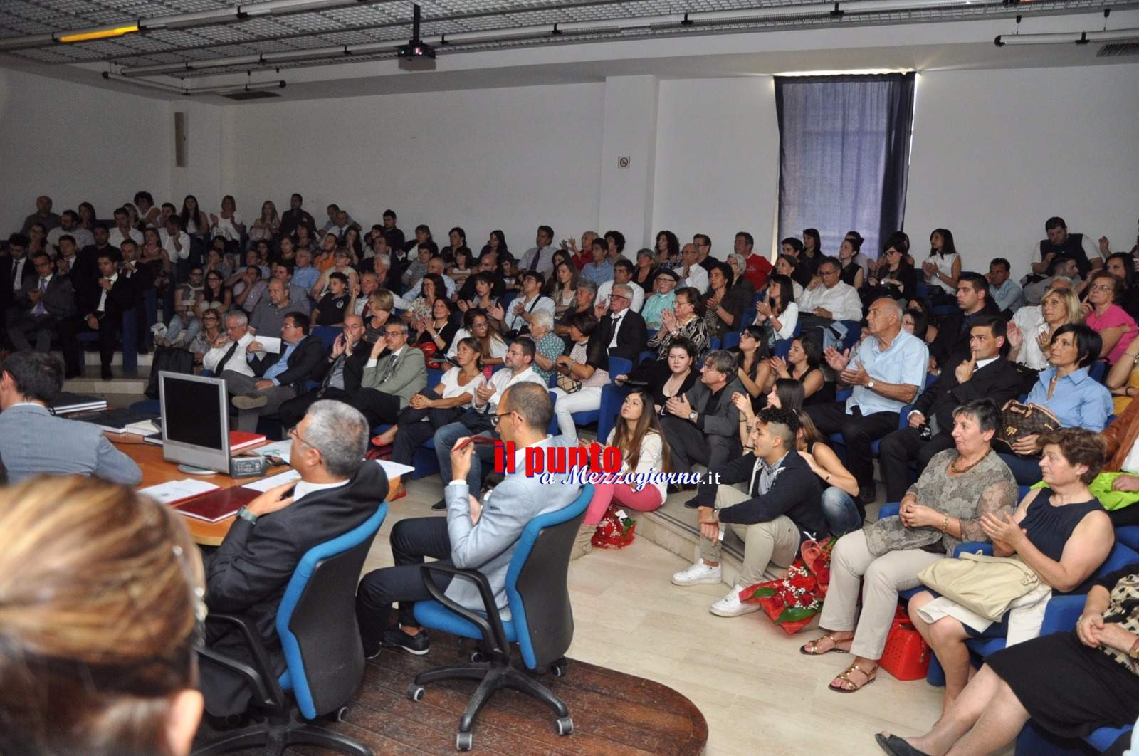 Malore durante la discussione di laurea ad ingegneria, i presenti: “Troppe persone, non si respira”