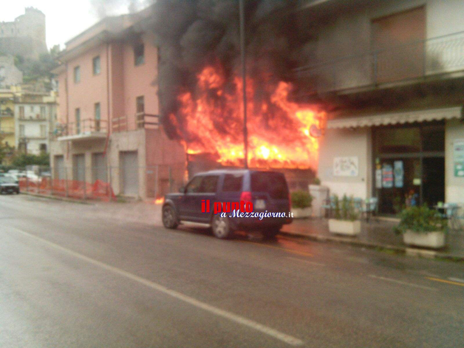 Capanno in fiamme in centro ad Itri, Appia chiusa e palazzi danneggiati