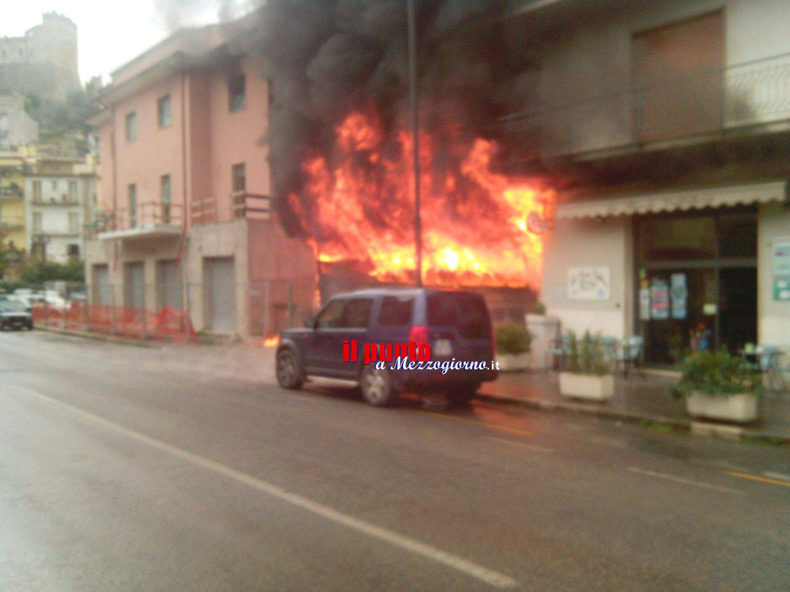 Capanno in fiamme in centro ad Itri, Appia chiusa e palazzi danneggiati Capanno in fiamme in centro ad Itri, Appia chiusa e palazzi danneggiati