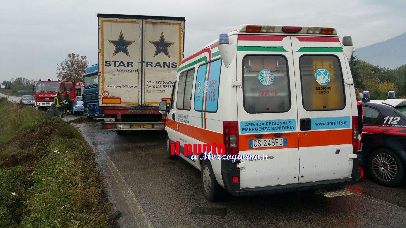 Tir sbanda a Pontecorvo e si “aggroviglia” travolgendo auto, donna in gravi condizioni