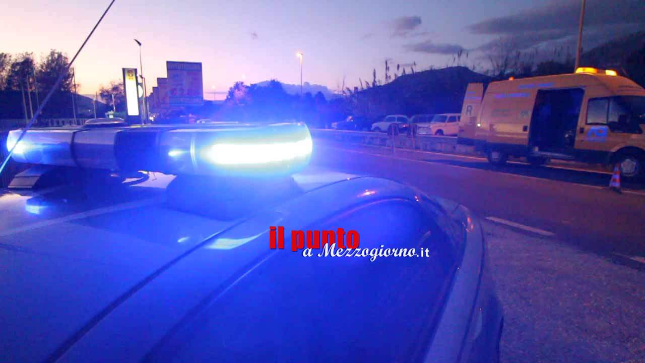 Sull’A1 a Cassino senza assicurazione con coltello e timbro delle Dogane: denunciato 59enne