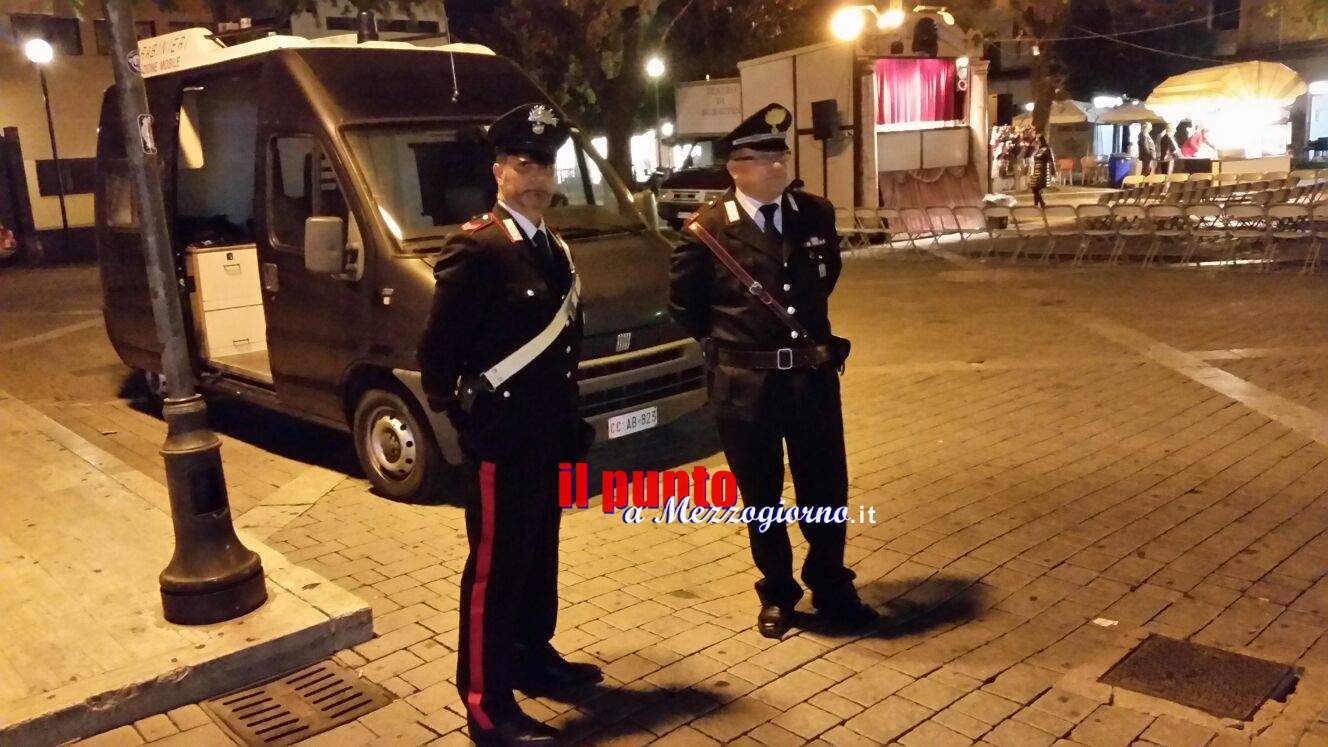I carabinieri scendono in piazza Labriola a Cassino con una Stazione Mobile
