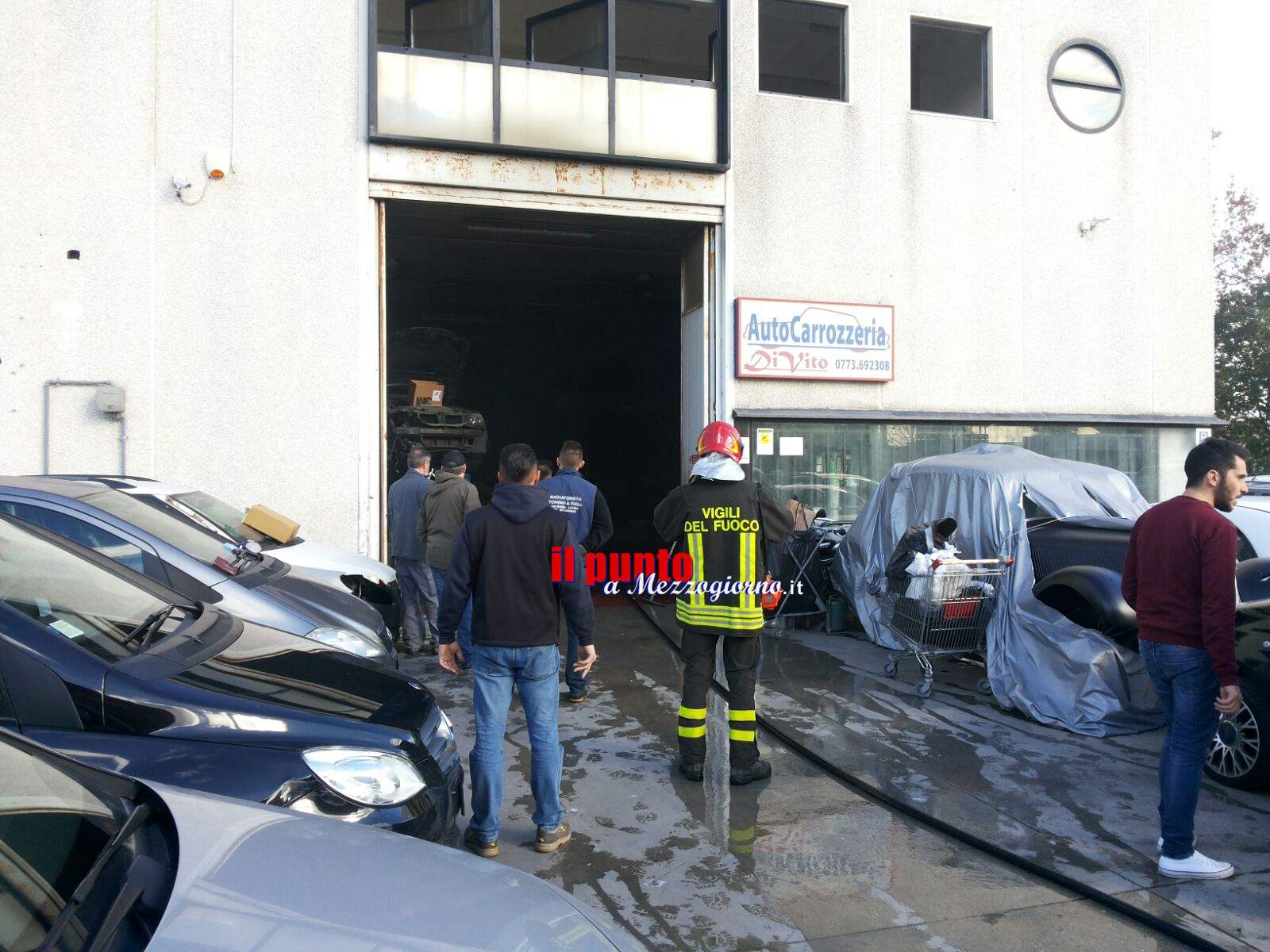 Autocarrozzeria in fiamme a Latina, paura e tanti danni