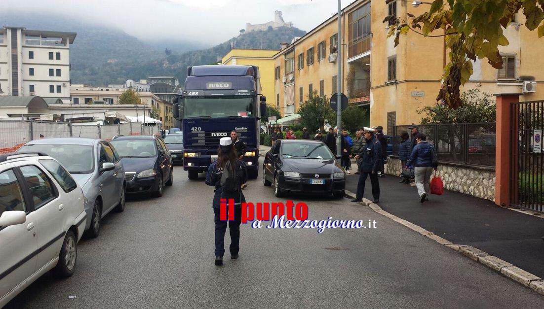 Sosta selvaggia, traffico in tilt in via Lombardia a Cassino