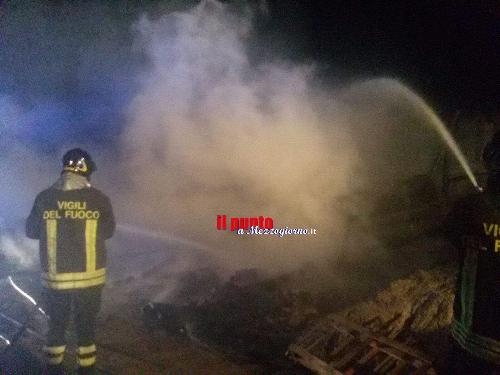 Magazzino agricolo in fiamme a Fondi, distrutto anche un camion