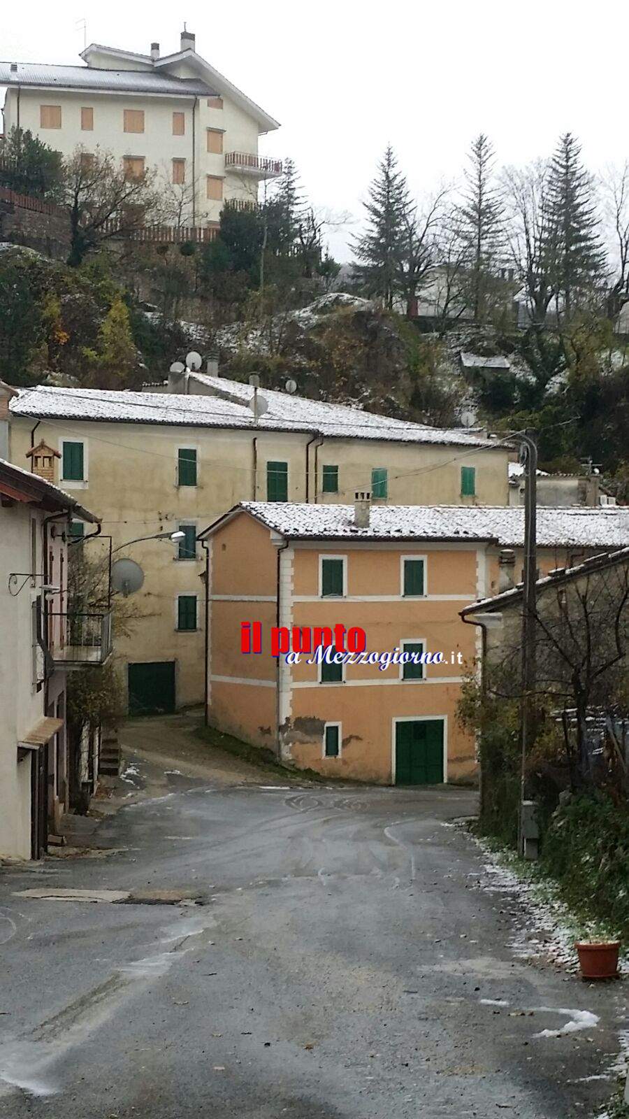 Prima neve in Ciociaria, Filettino si sveglia con i tetti imbiancati
