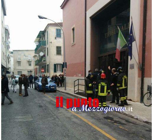 Fuga di gas in via Tasso a Cassino, la gente esce dal tribunale