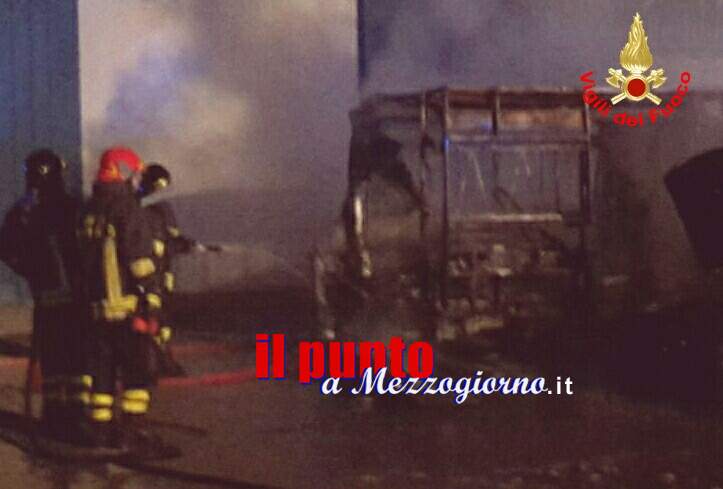 Ambulanza distrutta da incendio in autocarrozzeria a Formia, indagano i carabinieri