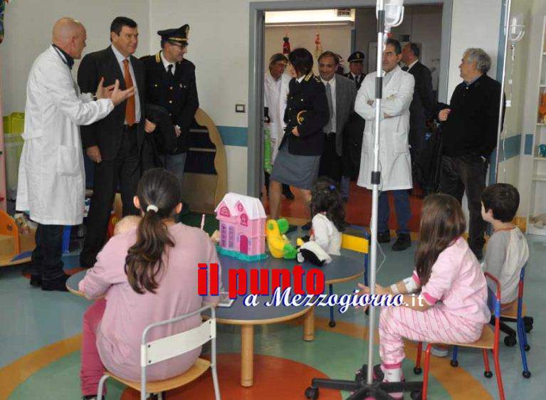 Doni per i bambini del reparto di Pediatria a Frosinone, Babbo Natale Ã¨ il questore Santarelli