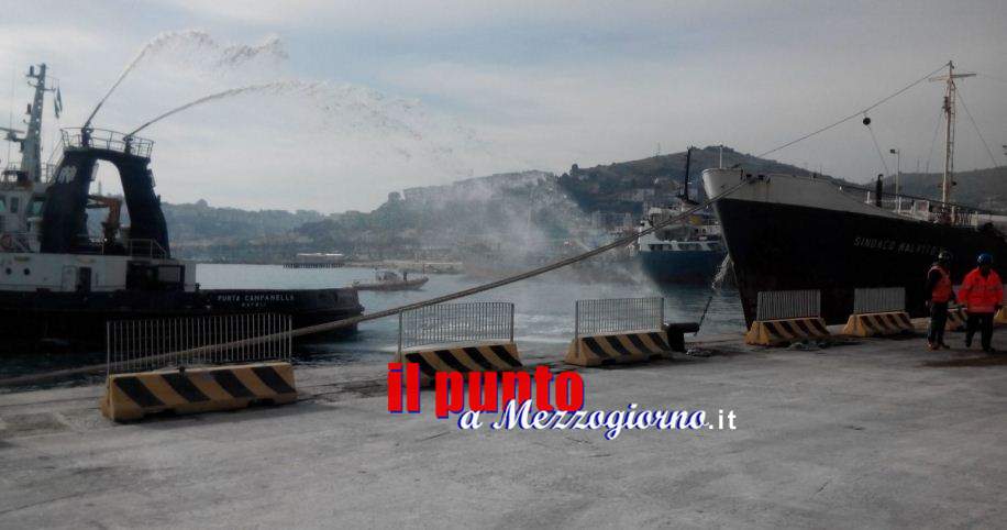 Simulazione di esplosione su una nave nel porto di Gaeta, operazioni coordinate dalla Capitaneria di Porto