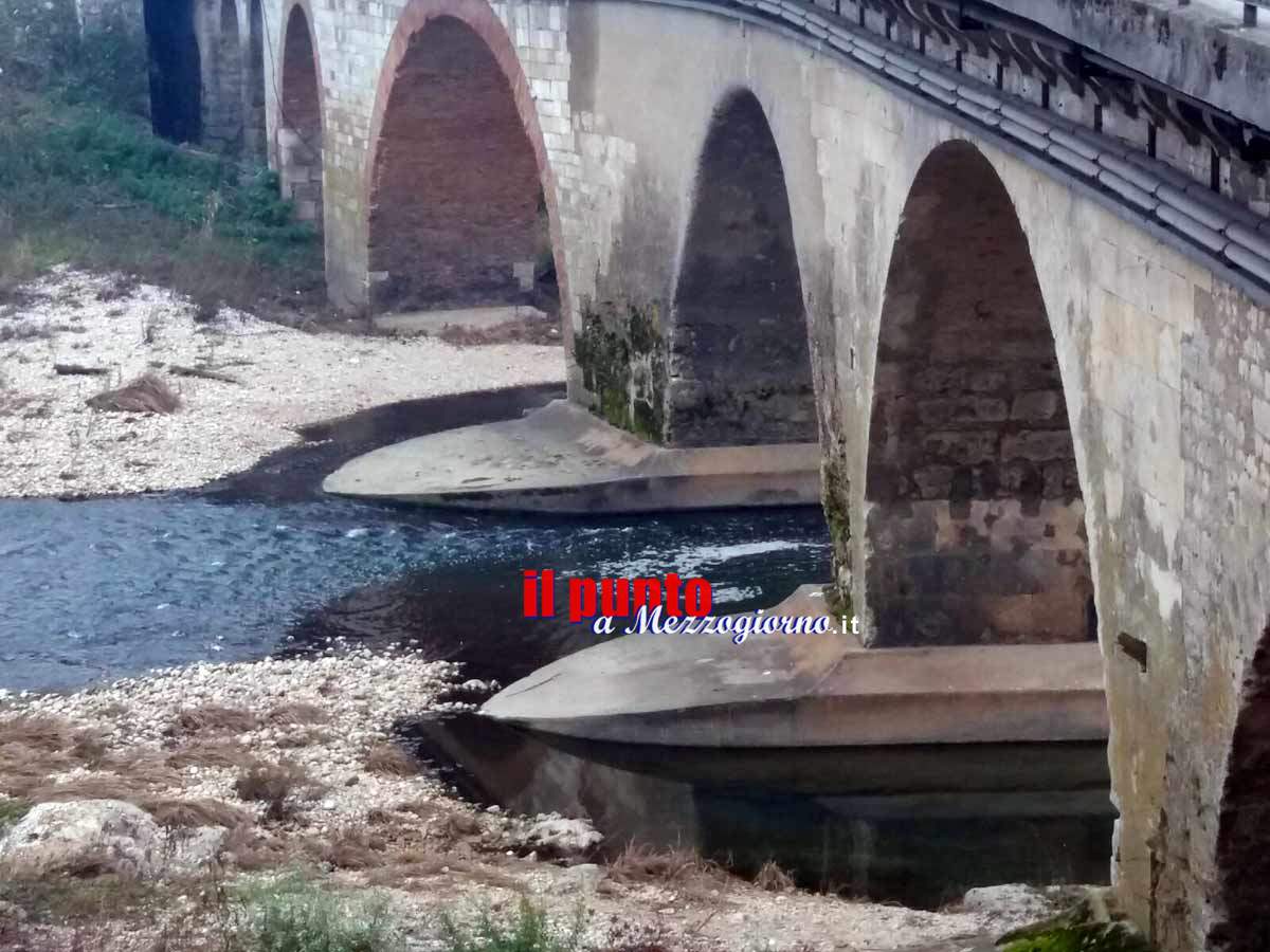 Pontecorvo, schiuma e macchie marroni nel fiume Liri