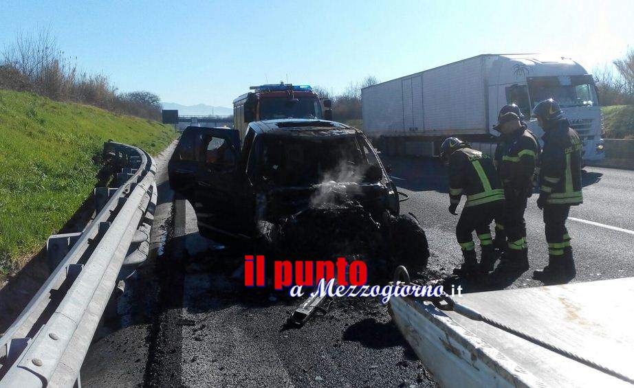 Auto in fiamme sull’A1 tra Cassino e Pontecorvo, conducente salvo ma vettura distrutta
