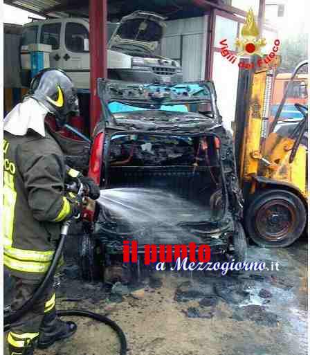 Auto in fiamme a Castelforte, incendio minaccia intera officina