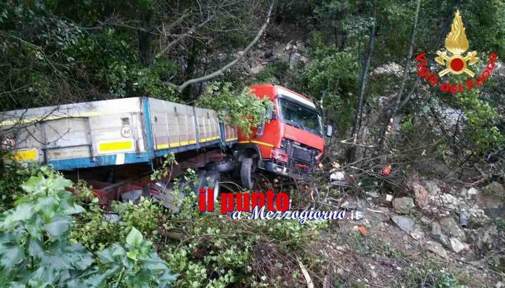Tir nel dirupo ad Ausonia. Disagi sulla Statale per il recupero del mezzo su cui viaggiava Daniele Treglia