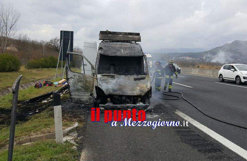 Cassino, furgone distrutto dalle fiamme sulle corsie dell’A1