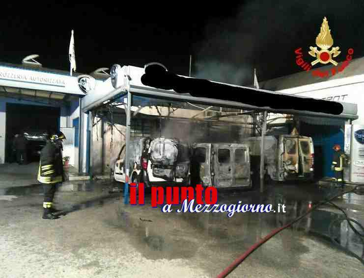 Furgoni in fiamme a San Felice Circeo, incendio sospetto in una rivendita di auto