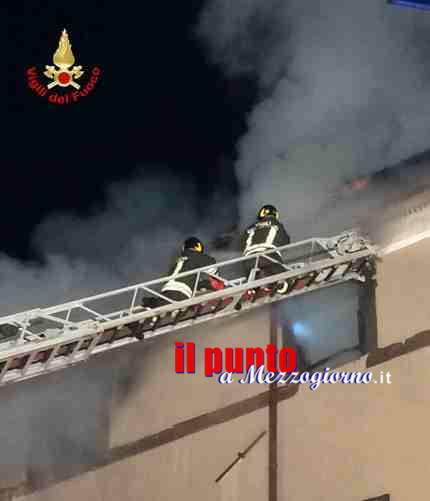 Incendio nell’alloggio Ater a Frosinone, le fiamme divampano al quarto piano