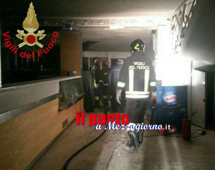 Stabilimento in fiamme sul lungomare di Serapo a Gaeta, indagini in corso Stabilimento in fiamme sul lungomare di Serapo a Gaeta, indagini in corso