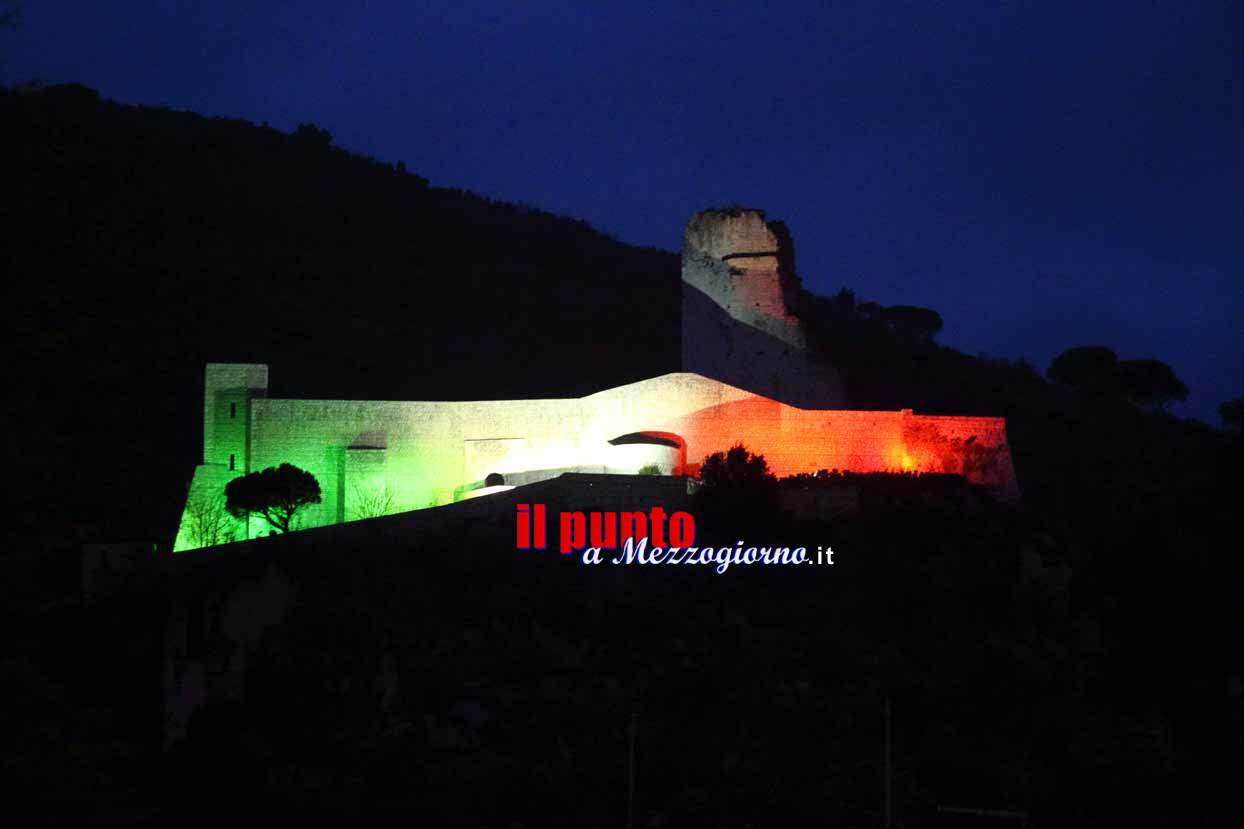 La rocca Janula illuminata con il tricolore per i mondiali universitari di corsa campestre