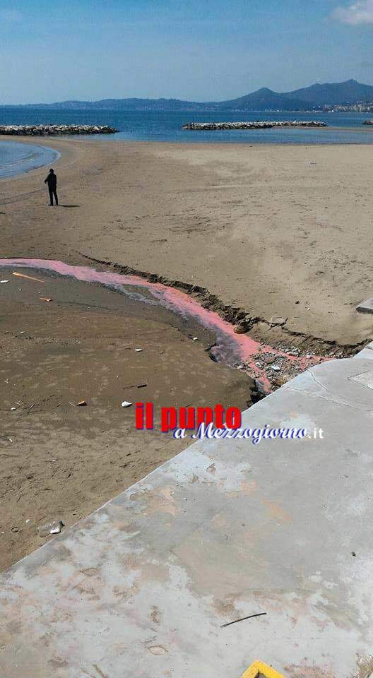Acqua rosa sulla spiaggia di Santo Janni a Formia, indagini in corso