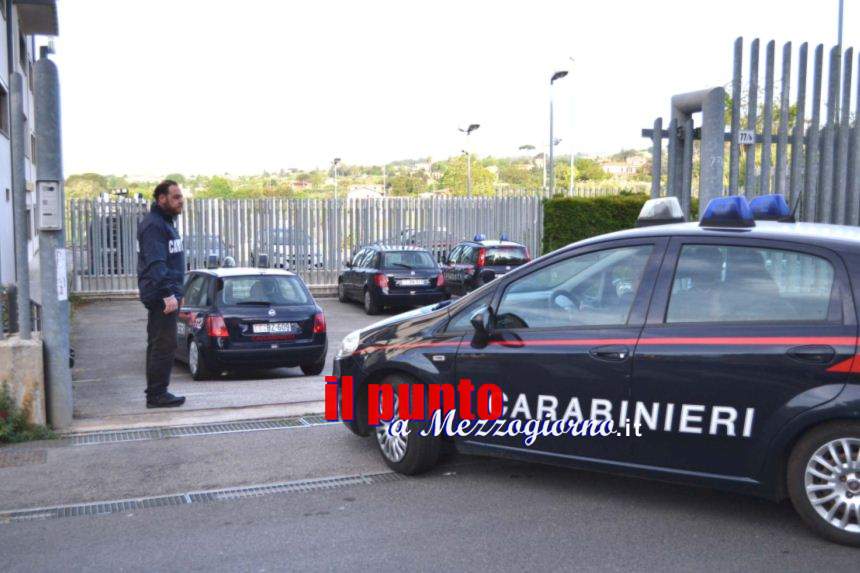 Un 15enne ed un 18enne a spasso con un motorino rubato. Prima non si fermano al posto di blocco e poi aggrediscono i carabinieri