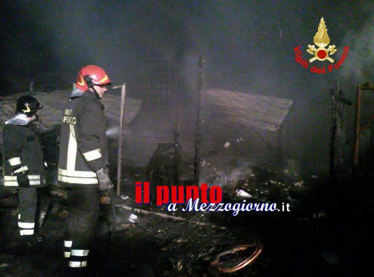 Incendio misterioso in piena notte ad Aprilia