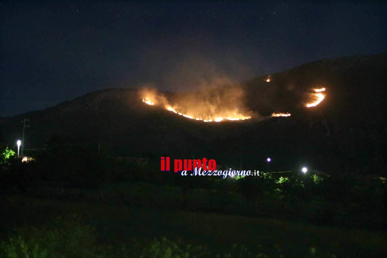 Vasto incendio boschivo a San Vittore del Lazio, fiamme su monte Sambucaro