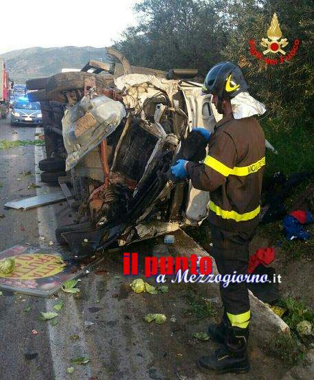 Incidente stradale a Formia, auto contro camion della frutta. Due feriti