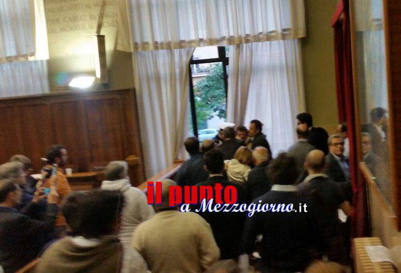 Minaccia di darsi fuoco in aula consiliare a Cassino, assise sospesa