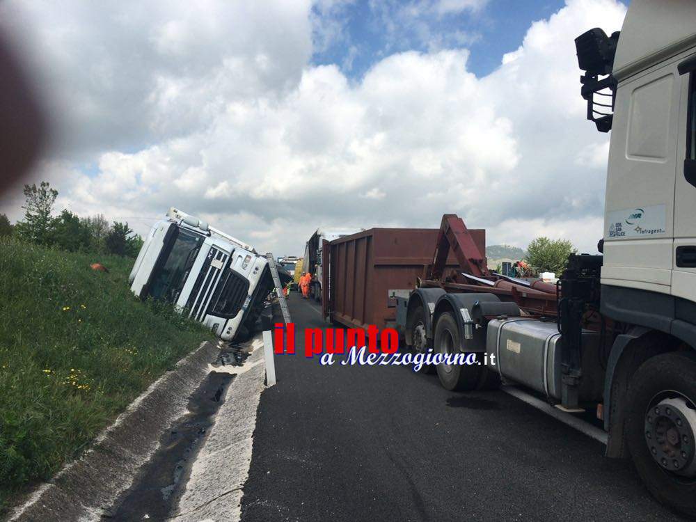 Esplode uno pneumatico, tir si ribalata sull’A1 a Mignano