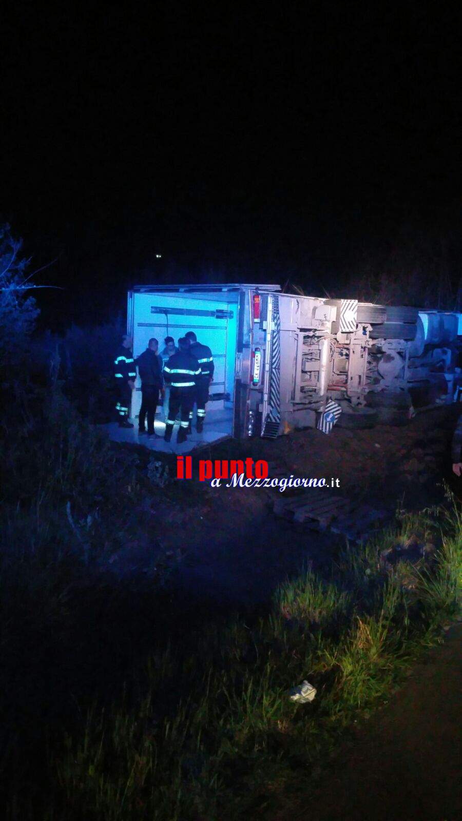 Incidente stradale a Coreno Ausonio, tir esce di strada e si ribalta