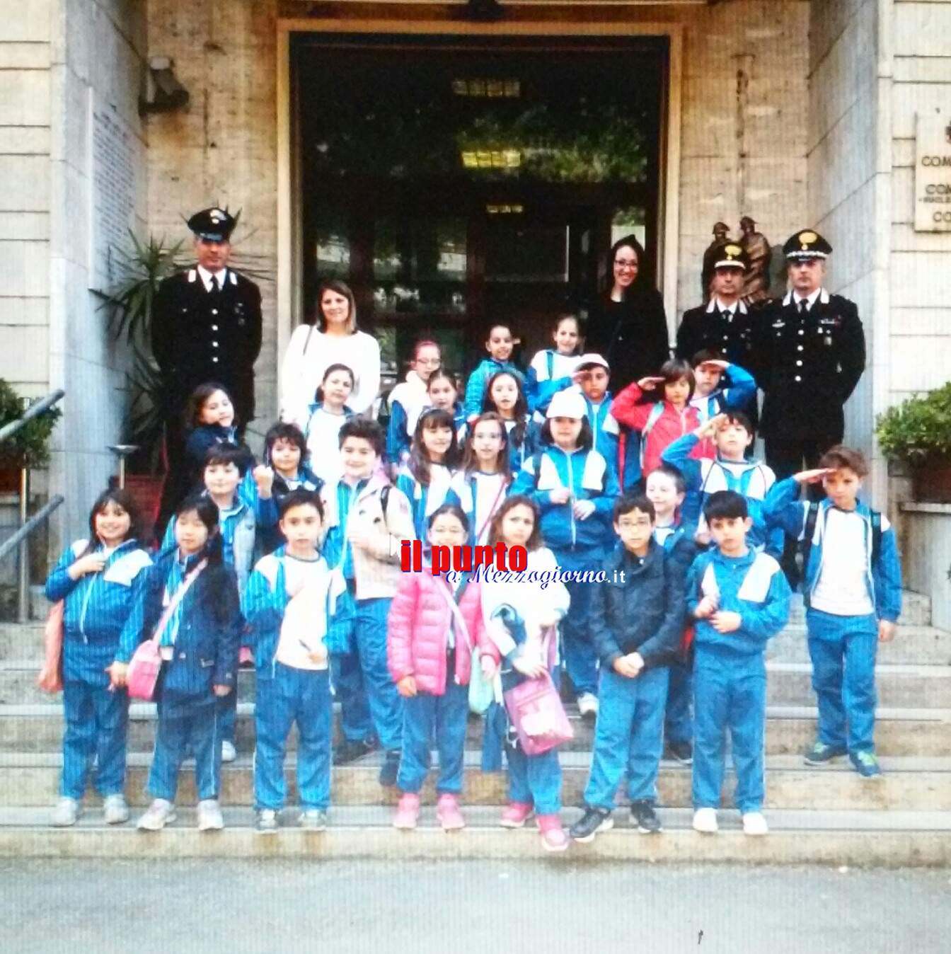 Bambini in visita alla Caserma dei Carabinieri