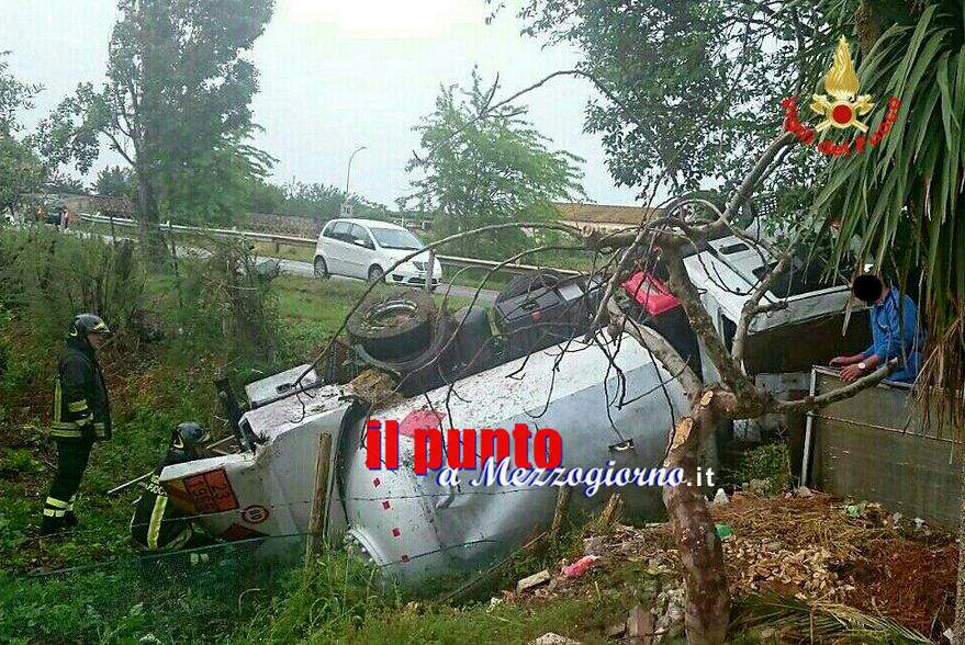 Autocisterna con gpl ribaltata sull’Appia a Pontinia, strada chiusa