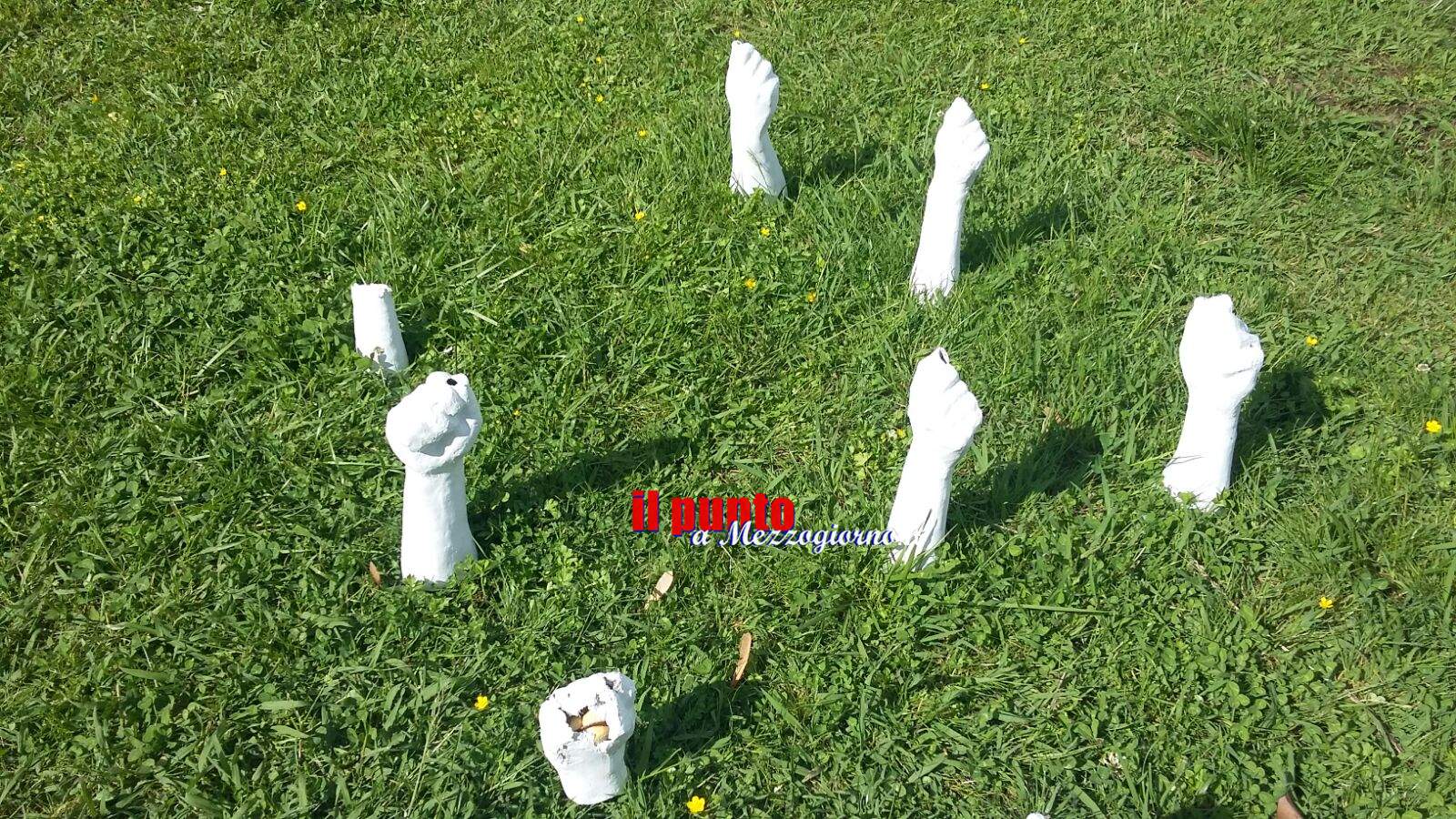 Gravemente danneggiata la scultura che ricorda Roberto Mancini nella villa comunale Gravemente danneggiata la scultura che ricorda Roberto Mancini nella villa comunale