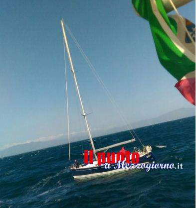 Barca a vela alla deriva, diportisti salvati dalla Guardia Costiera di Gaeta Barca a vela alla deriva, diportisti salvati dalla Guardia Costiera di Gaeta