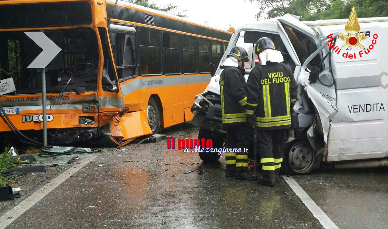 Scontro tra pullman ad Aprilia. Feriti i due conducenti