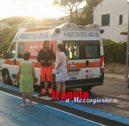 Mette il piede nei raggi della bicicletta della nonna, bambino ferito a Terracina