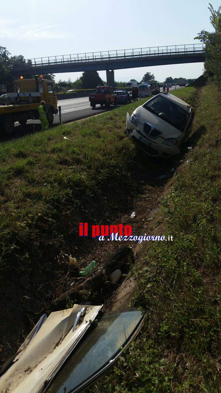 Incidente in A1.Perde il controllo dell’ auto ed esce fuori strada. Ferita lievemente una ragazza