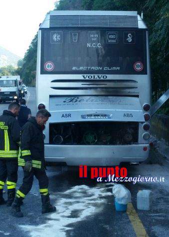 Pullman di ballerini in fiamme sulla Cassino Sora, paura per 60 adolescenti