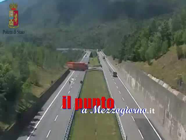 Incredibile inversione di marcia di un tir in autostrada, IL VIDEO