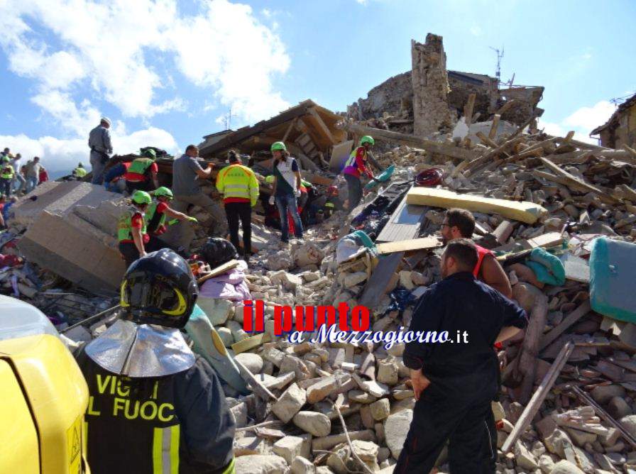 Terremoto ad Amatrice, la cittÃ  si sgretola e inghiotte la gente – FOTO e VIDEO