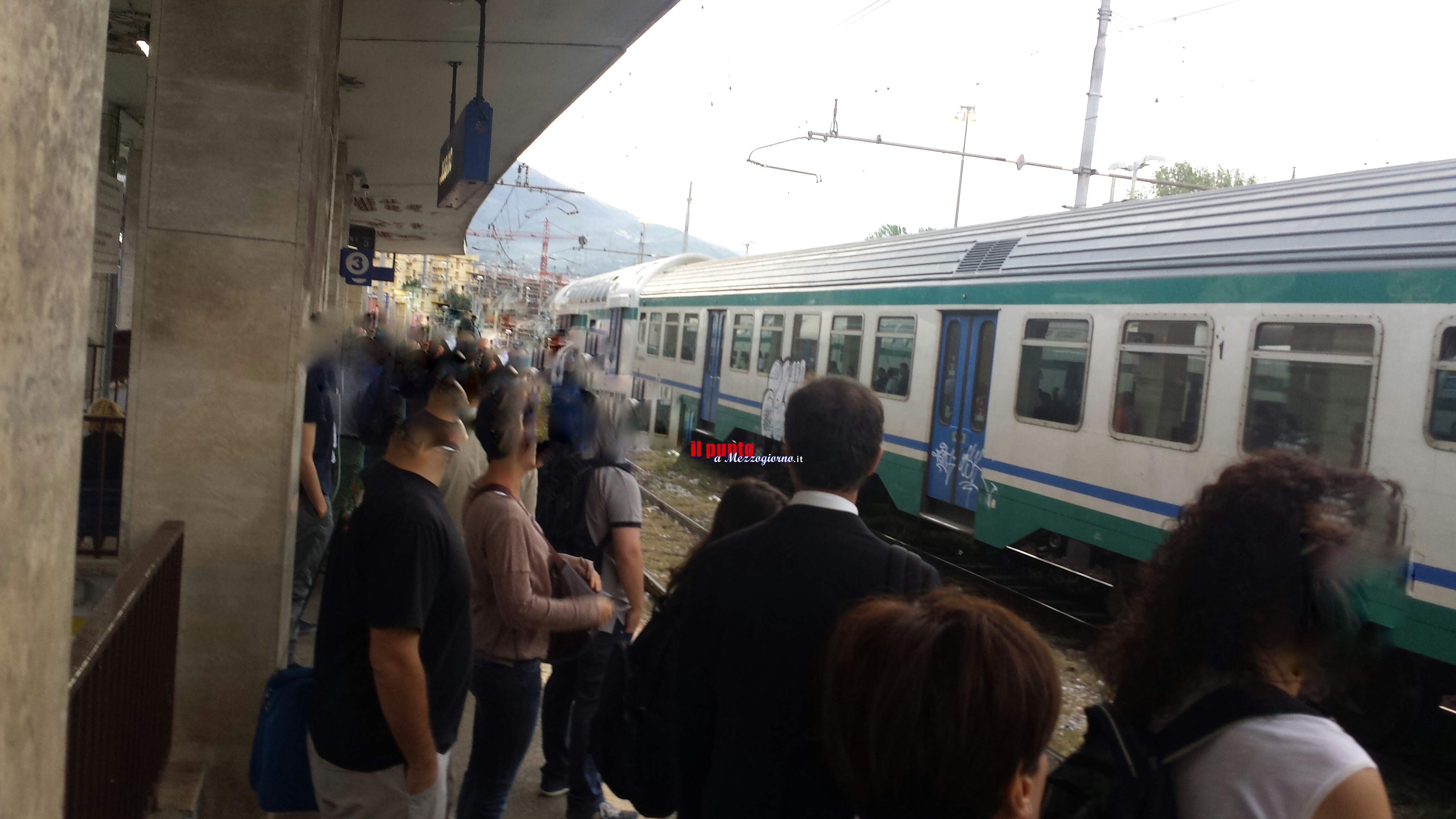 Treni fermi tra Roma e Napoli, disagi per pendolari di Cassino e Frosinone Treni fermi tra Roma e Napoli, disagi per pendolari di Cassino e Frosinone