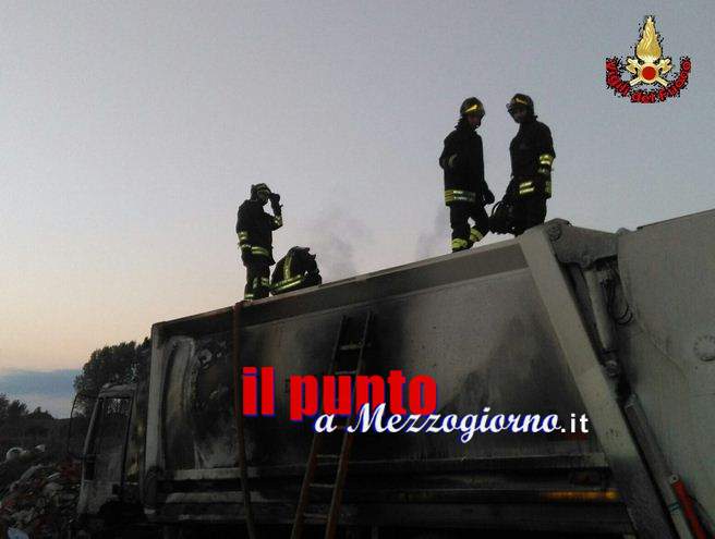 Camion immondizie incendiato a Minturno, indagini in corso