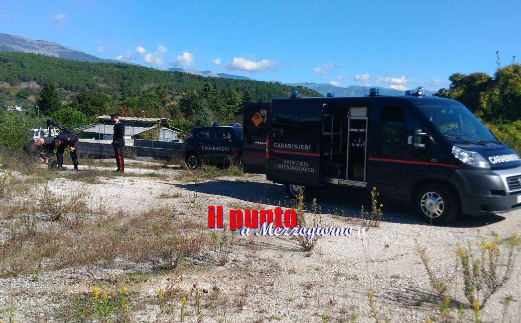 Trova una granata e se la porta a casa rischiando di saltare per aria