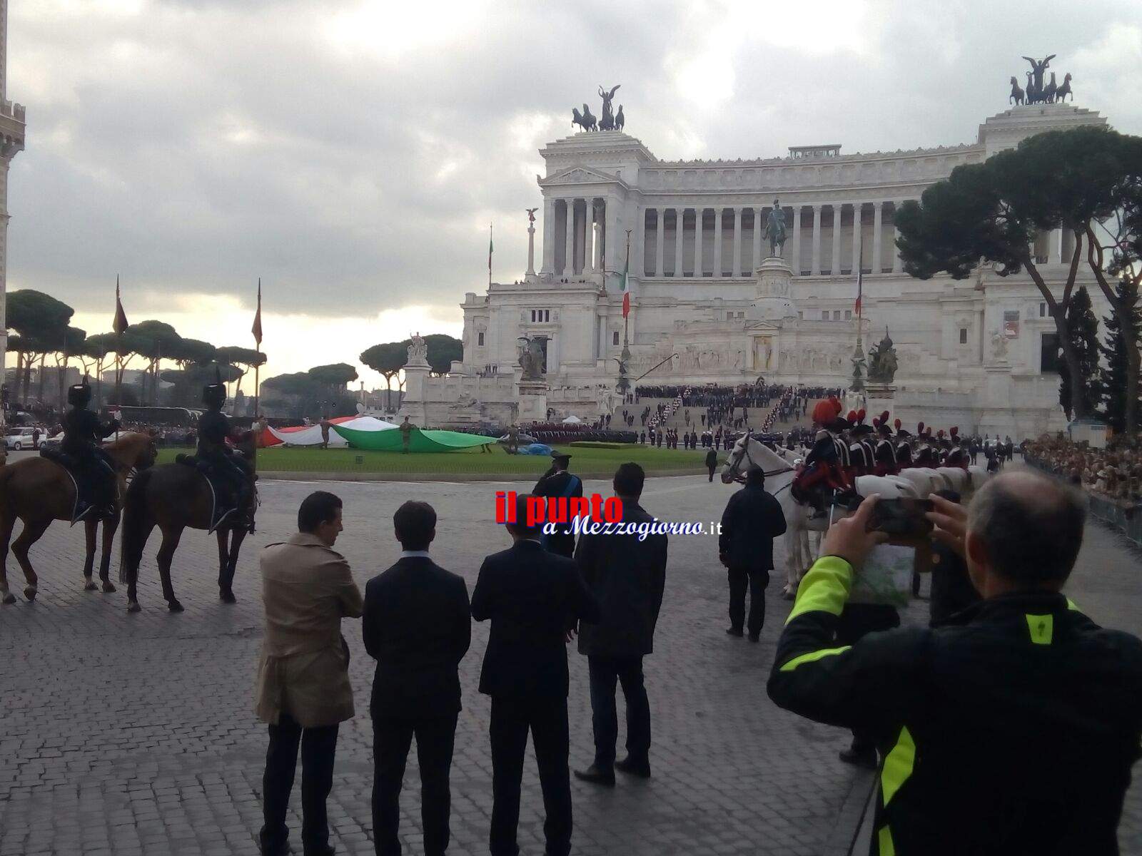 Frecce Tricolori e paracadutisti a Piazza Venezia per la festa dell’UnitÃ  d’Italia